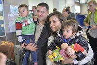 Do Prahy přiletělo deset uprchlíků. Uvítání jim přichystaly české děti