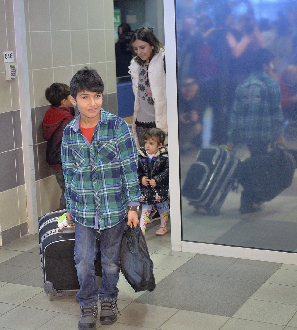 Do Česka nedávno přiletělo prvních deset křesťanských uprchlíků z Iráku. Teď dorazil zbytek.