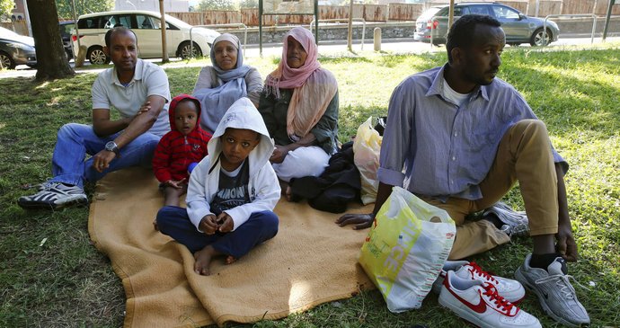 Uprchlíci i ekonomičtí migranti dál míří do Evropy. Na snímcích jsou v italském městě Como.