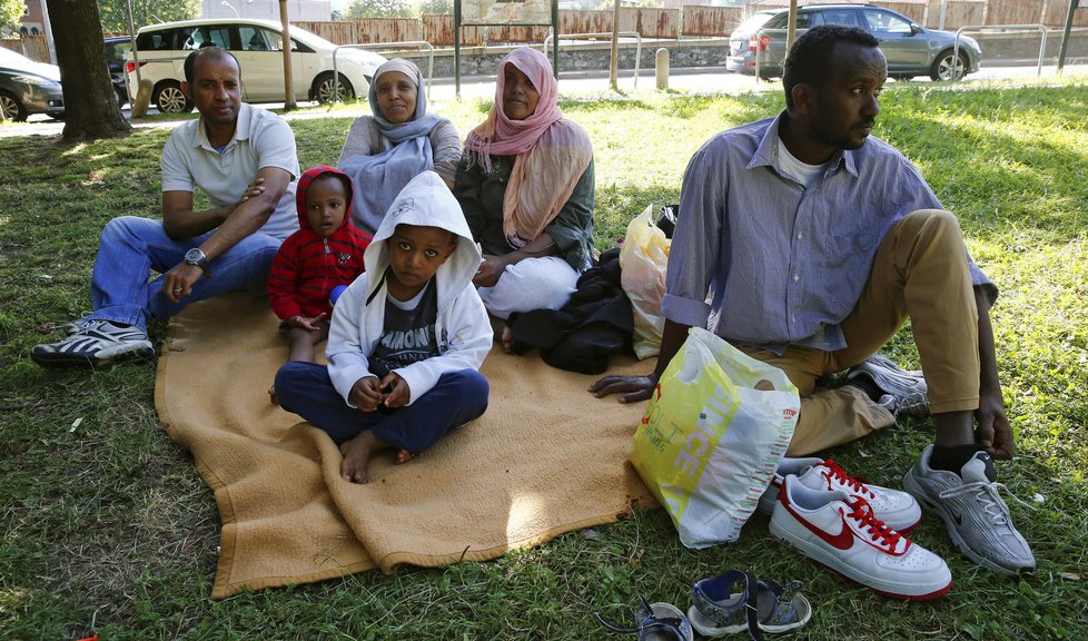 Uprchlíci i ekonomičtí migranti dál míří do Evropy. Na snímcích jsou v italském městě Como.