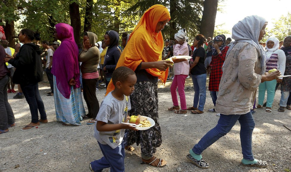 Uprchlíci i ekonomičtí migranti dál míří do Evropy. Na snímcích jsou v italském městě Como