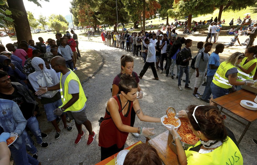 Uprchlíci i ekonomičtí migranti dál míří do Evropy. Na snímcích jsou v italském městě Como.