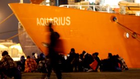 Loď Aquarius s šesti stovkami migrantů má problémy. Italové ji nepustí do přístavu.