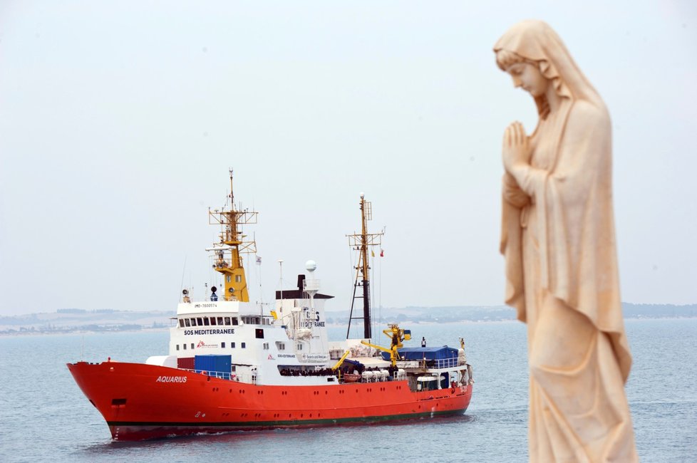 Loď Aquarius se šesti stovkami migrantů se dostala do problémů: Itálové ji odmítli, Španělé nabídli pomoc