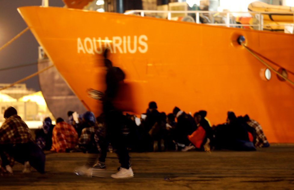 Loď Aquarius s šesti stovkami migrantů má problémy. Italové ji nepustí do přístavu.