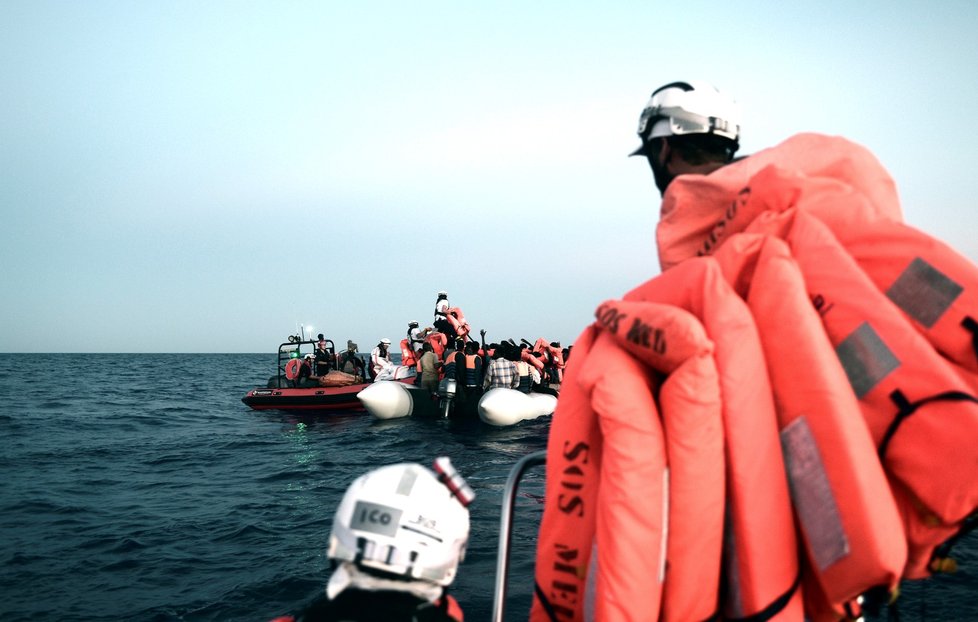 Loď Aquarius s šesti stovkami migrantů má problémy. Italové ji nepustí do přístavu.