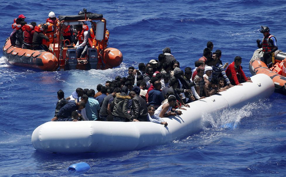 Migrační krize ve Středozemním moři pokračuje, k italským břehům míří další a další migranti.