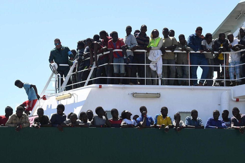Migrační krize ve Středozemním moři pokračuje, k italským břehům míří další a další migranti.