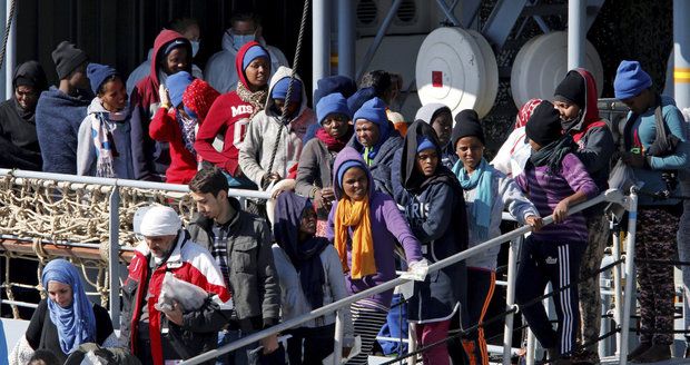 Bohatí migranti dají za cestu do EU i půl milionu. Plují luxusní jachtou
