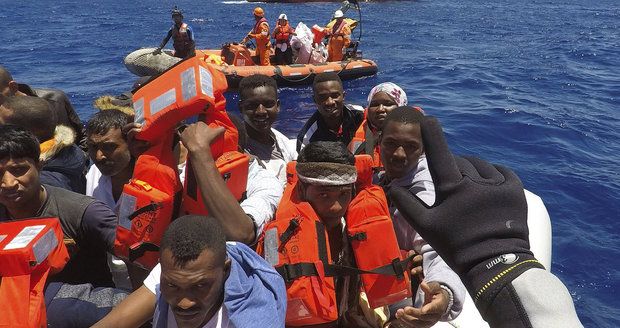 Začne nová a řádově větší uprchlická vlna, varuje OSN. Bojovníci IS se stěhují do Afriky