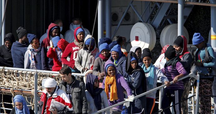 Uprchlická krize nekončí: Migranti, kteří dorazili přes Středozemní moře do Itálie.