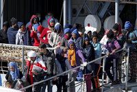 Bohatí migranti dají za cestu do EU i půl milionu. Plují luxusní jachtou
