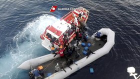 Záchrana migrantů ve Středozemním moři italskou pobřežní stráží