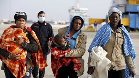 Uprchlická krize nekončí: Migranti, kteří dorazili přes Středozemní moře do Itálie.