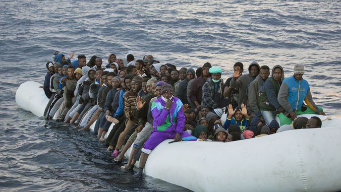 Migrační krize ve Středozemním moři pokračuje, k italským břehům míří další a další migranti