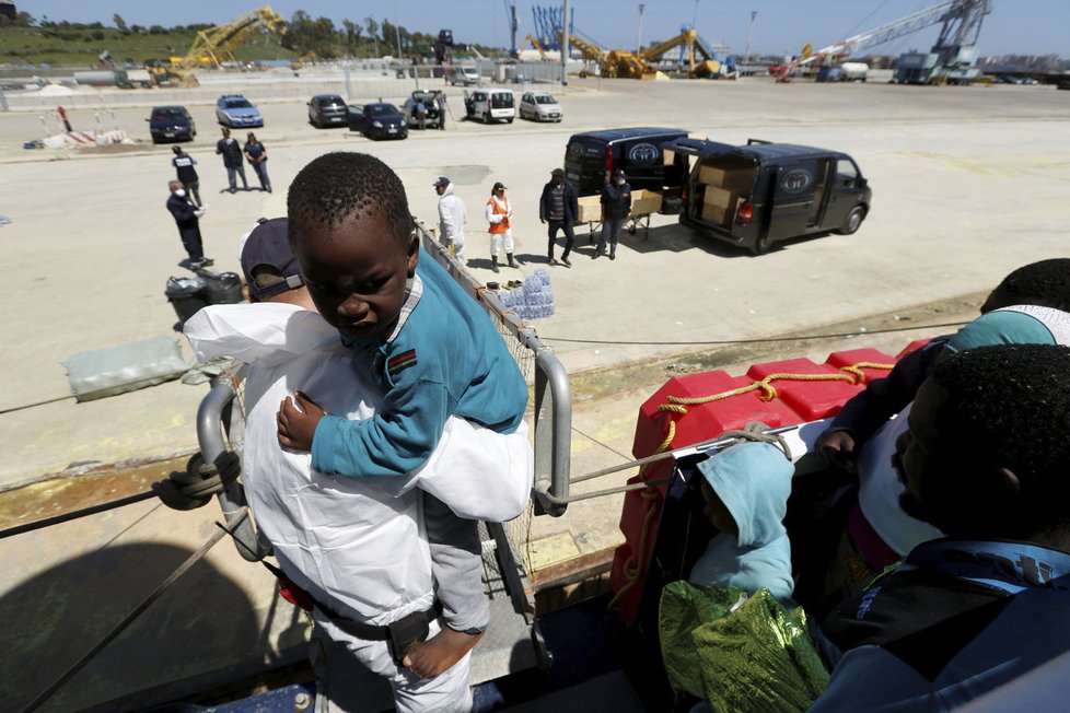 Uprchlická krize nekončí: Migranti, kteří dorazili přes Středozemní moře do Itálie