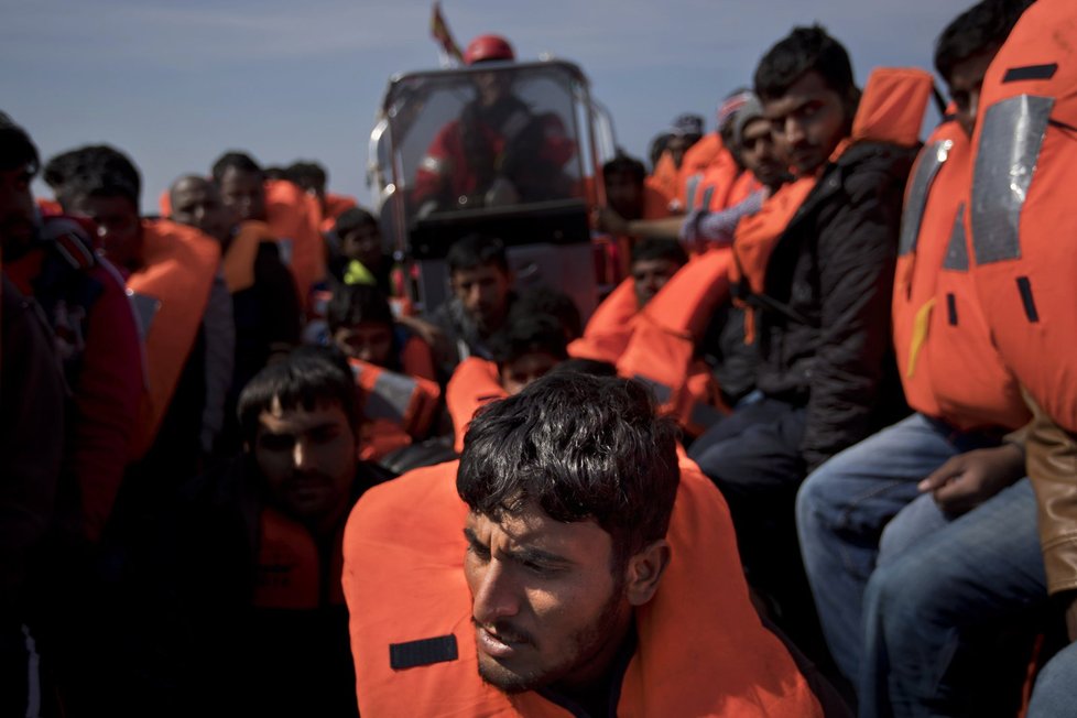 Do Evropy se stále snaží dostat tisíce uprchlíků. OSN a Mezinárodní organizace pro migraci je začaly posílat zpátky domů.