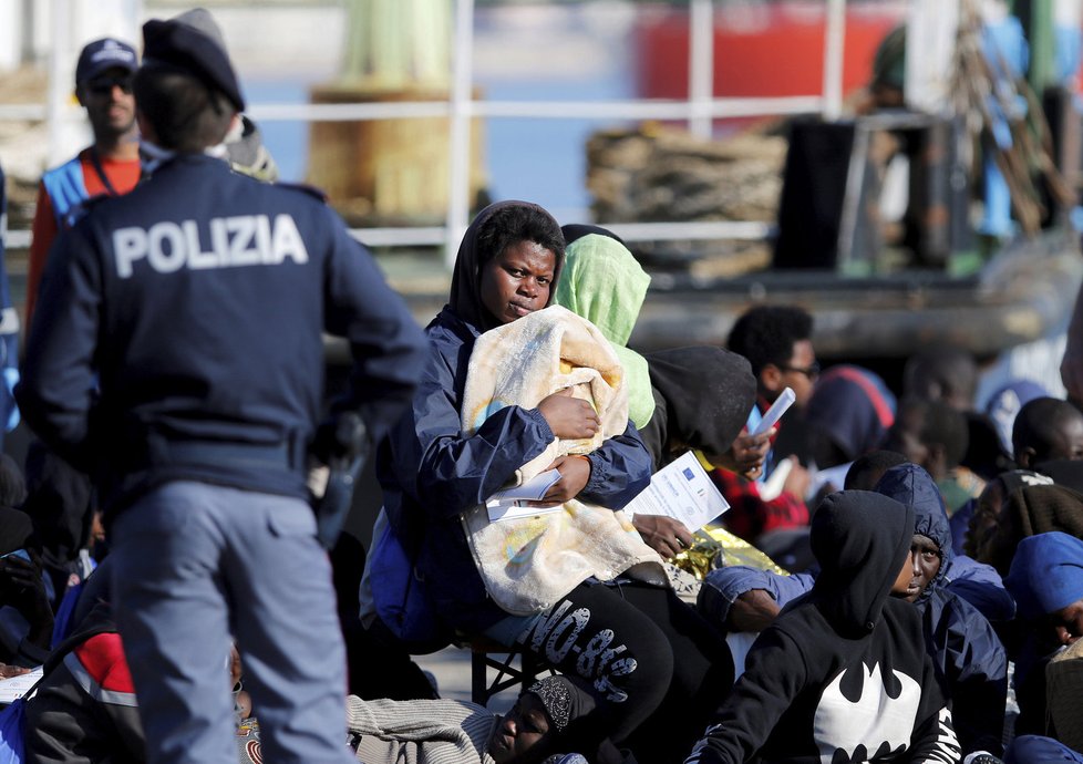 Uprchlická krize nekončí: Migranti, kteří dorazili přes Středozemní moře do Itálie