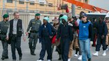 Po smrti migrantky se v táboře u Benátek poprali. Pracovníci se zabarikádovali