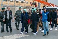 Po smrti migrantky se v táboře u Benátek poprali. Pracovníci se zabarikádovali