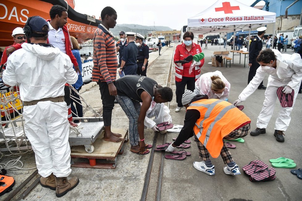 Migranti po příjezdu do Itálie
