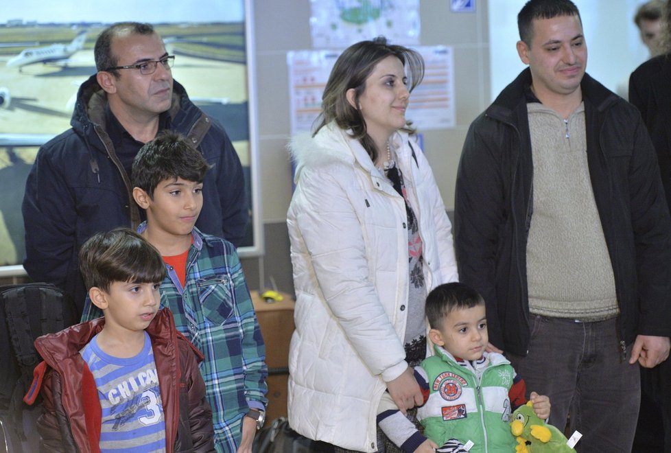 První dvě rodiny křesťanů z Iráku přiletěly do Prahy. V České republice začnou nový život. Chtějí pracovat a děti se těší do školy.