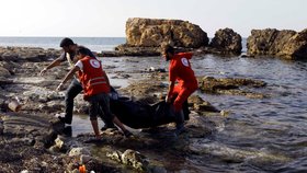 Nehoda lodě s migranty v Libyi: Pohřešují se desítky lidí, zřejmě zemřely