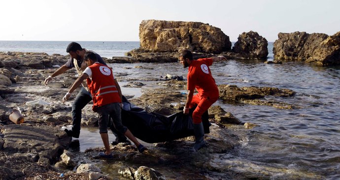 Per metà dei migranti sulla via di mezzo verso l'Europa, la Libia è un paese di transito.  Non tutti sono sopravvissuti al viaggio.