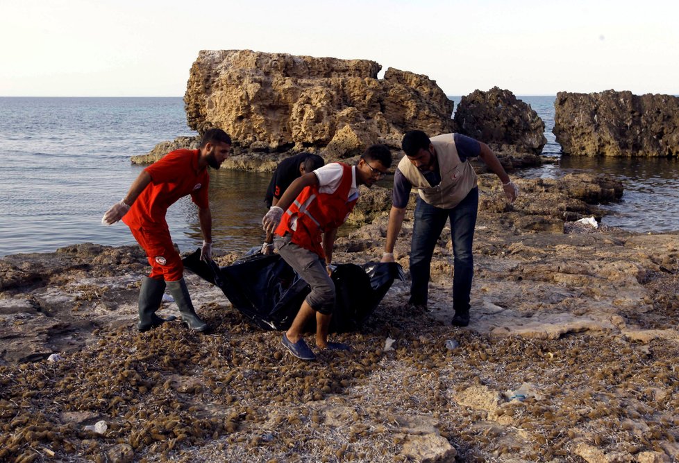 Pro polovinu migrantů na centrální trase do Evropy je Libye tranzitní zemí. Ne všichni cestu přežijí.