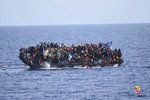 Uprchlíci na jiné převrácené lodi u libyjských břehů