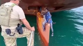 Čtyři Nigerijci přežili 14 dní schovaní na kormidlu nákladní lodi.