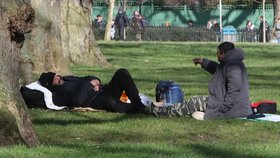 Uprchlíci se povalují v parku.