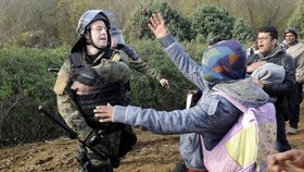 Makedonská policie tvrdě zakročila proti migrantům na hranicích.
