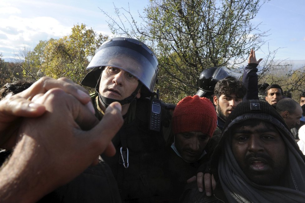 Makedonská policie tvrdě zakročila proti migrantům na hranicích.