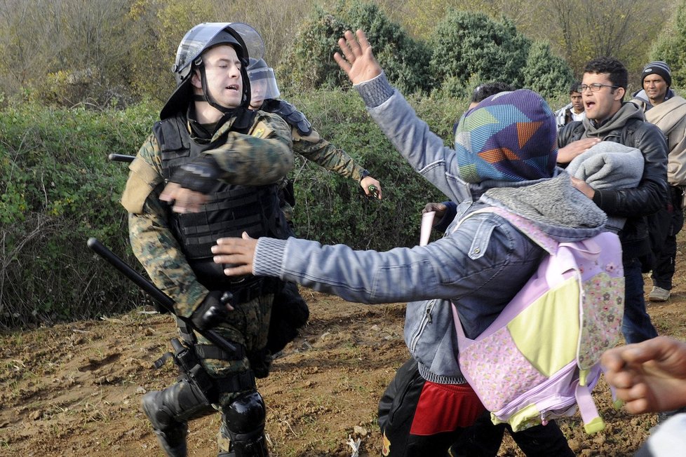 Makedonská policie tvrdě zakročila proti migrantům na hranicích už v předchozích měsících.