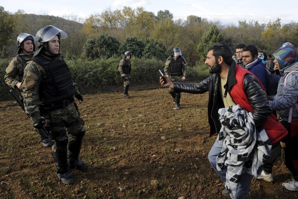 Makedonská policie tvrdě zakročila proti migrantům na hranicích už v předchozích měsících.