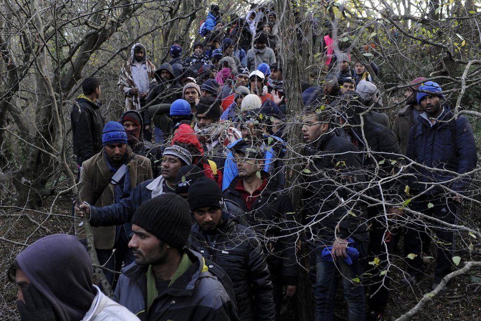 Makedonská policie tvrdě zakročila proti migrantům na hranicích.