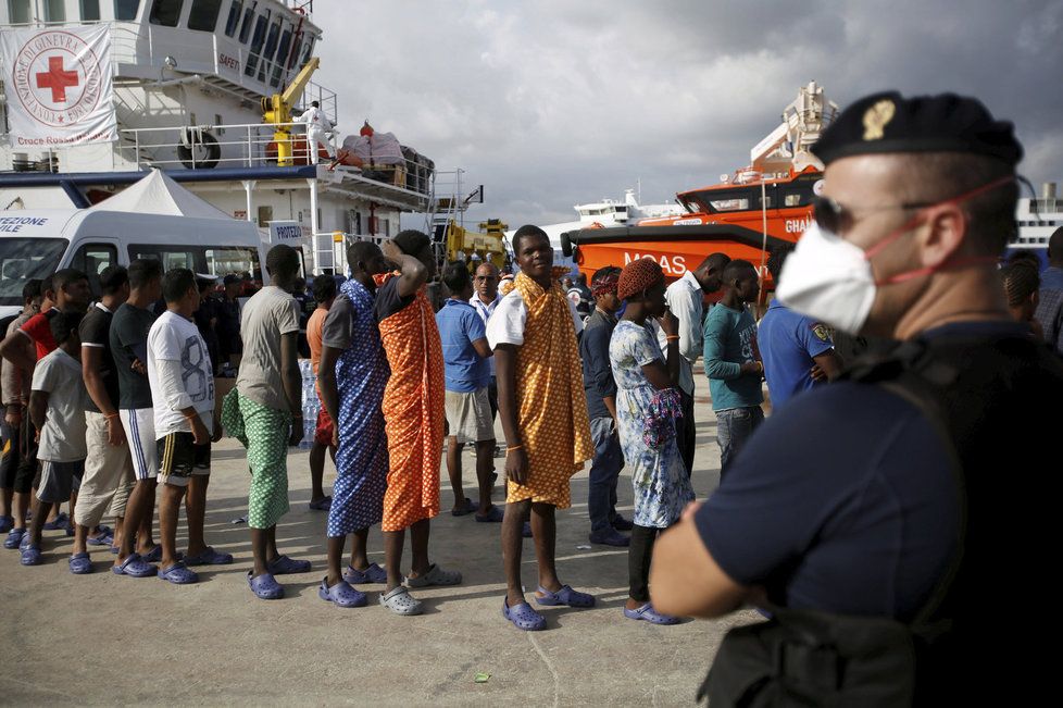 Migranti ve Středozemním moři svádí boj o holé životy. Ti šťastnější se dostanou na břeh Sicílie.