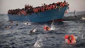 Migranti ve Středozemním moři svádí boj o holé životy. Ti šťastnější se dostanou na břeh Sicílie.