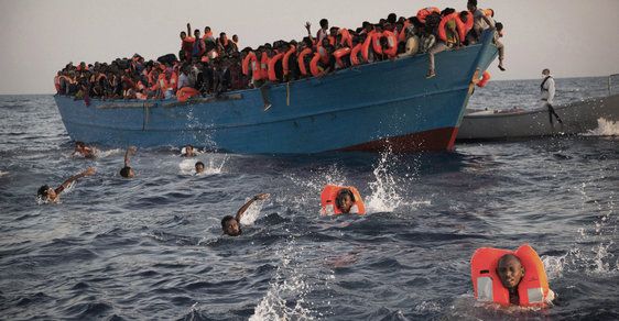 Pohraniční stráž EU vznesla obvinění proti neziskovým organizacím, které pomáhají uprchlíkům 