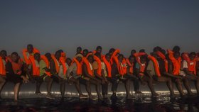 Kromě italské pobřežní stráže pomáhají do bezpečí migrantům z Libye i Španělé.