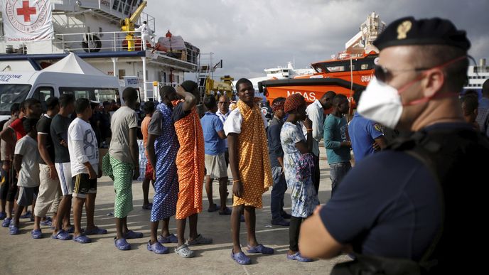 Migranti ve Středozemním moři svádí boj o holé životy. Ti šťastnější se dostanou na břeh Sicílie.