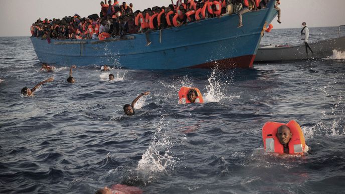 Migranti ve Středozemním moři svádí boj o holé životy. Ti šťastnější se dostanou na břeh Sicílie.