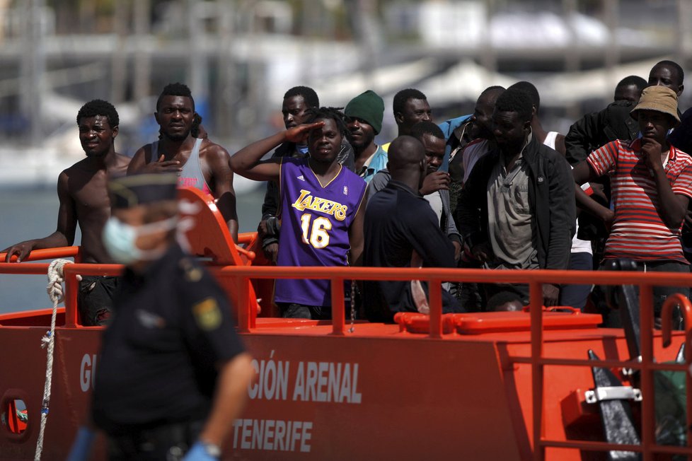 Migranti ve Středozemním moři svádí boj o holé životy. Ti šťastnější se dostanou na břeh Sicílie.