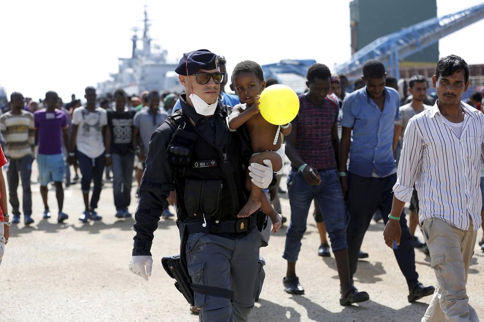 Migranti ve Středozemním moři svádí boj o holé životy. Ti šťastnější se dostanou na břeh Sicílie.