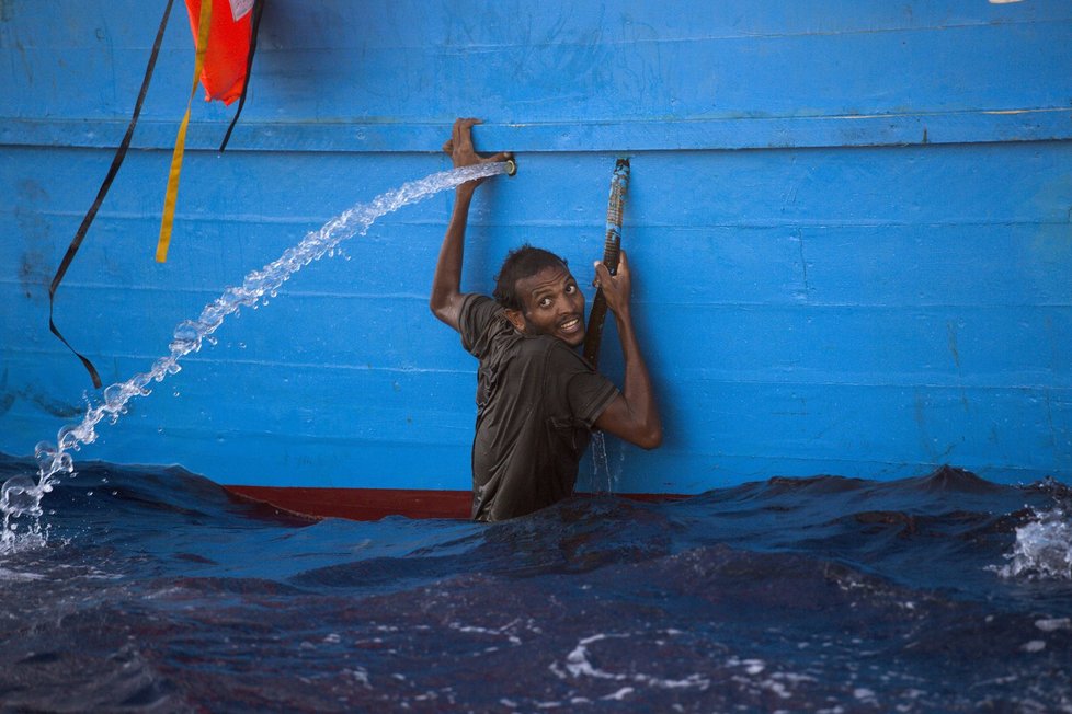 Migranti ve Středozemním moři svádí boj o holé životy. Ti šťastnější se dostanou na břeh Sicílie.