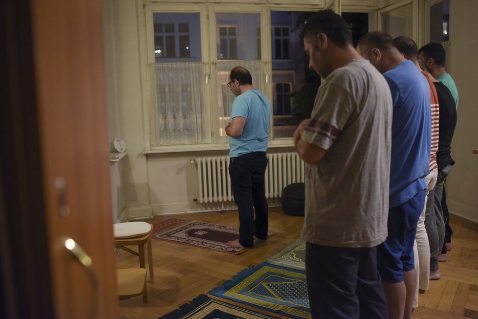 Muslimští uprchlíci v německém zařízení v Berlíně, bývalém hotelu