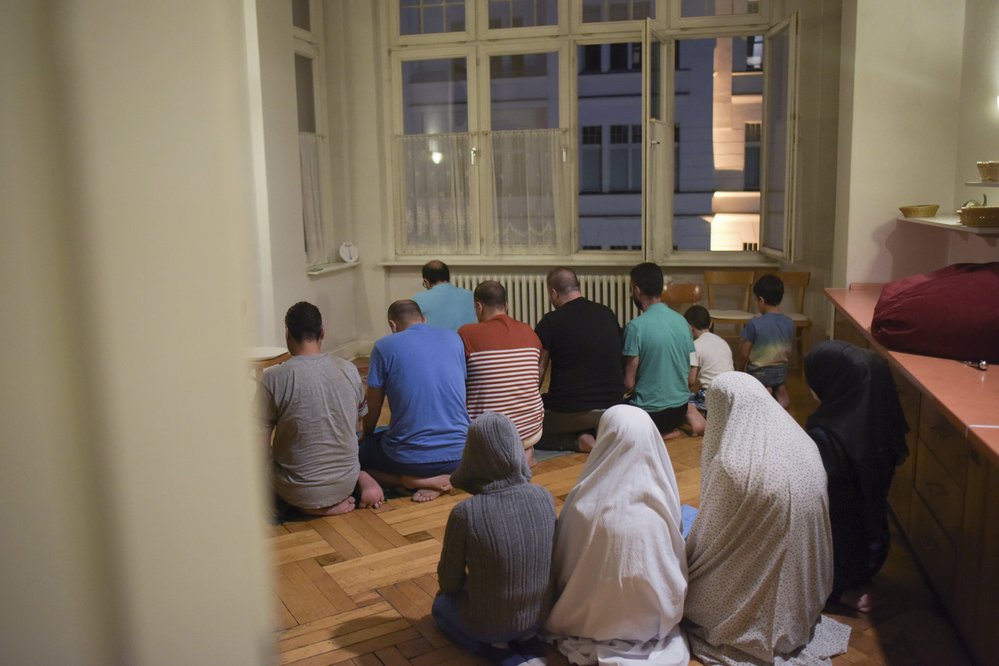 Muslimští uprchlíci v německém zařízení v Berlíně, bývalém hotelu