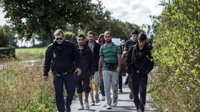 Migranti se přes Dánsko pokoušejí dostat z Německa do Švédska. Dánové kvůli tomu zpřísnili bezpečnostní opatření, ve středu dokonce zastavili vlaky mířící do země z Německa.