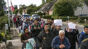 Migranti se přes Dánsko pokoušejí dostat z Německa do Švédska. Dánové kvůli tomu zpřísnili bezpečnostní opatření, ve středu dokonce zastavili vlaky mířící do země z Německa.